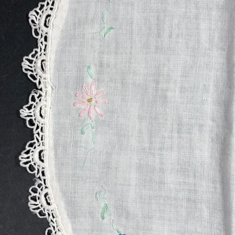 Vintage Oval White Table Topper Embroidery Crocheted Edge 14
